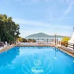 Frente pro MAR, com 2 Suítes, no centro de Ubatuba
